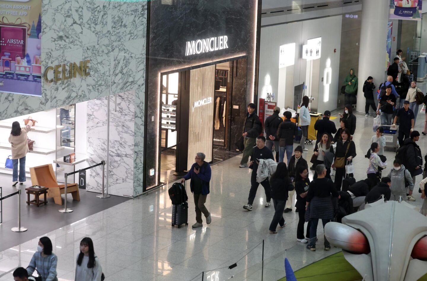 Overseas card spending hits record high in 2025 on rising travel demand