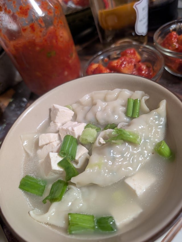 Seolleongtang broth with mandu and radish kimchi