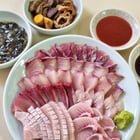 Bangeo & haesam hoe (yellowtail and sea cucumber sashimi)