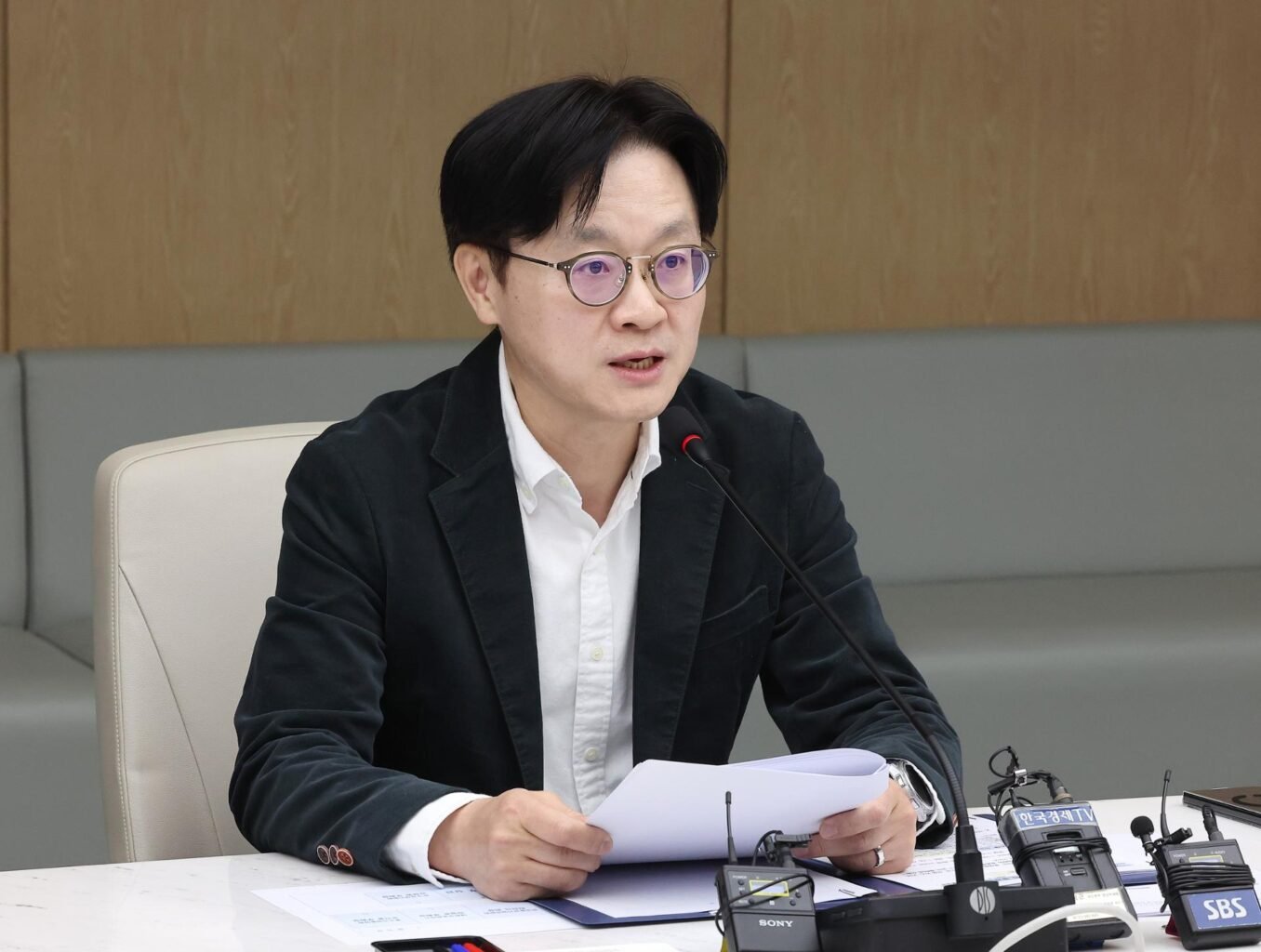 Industry minister urges labor-management cooperation amid Mideast crisis