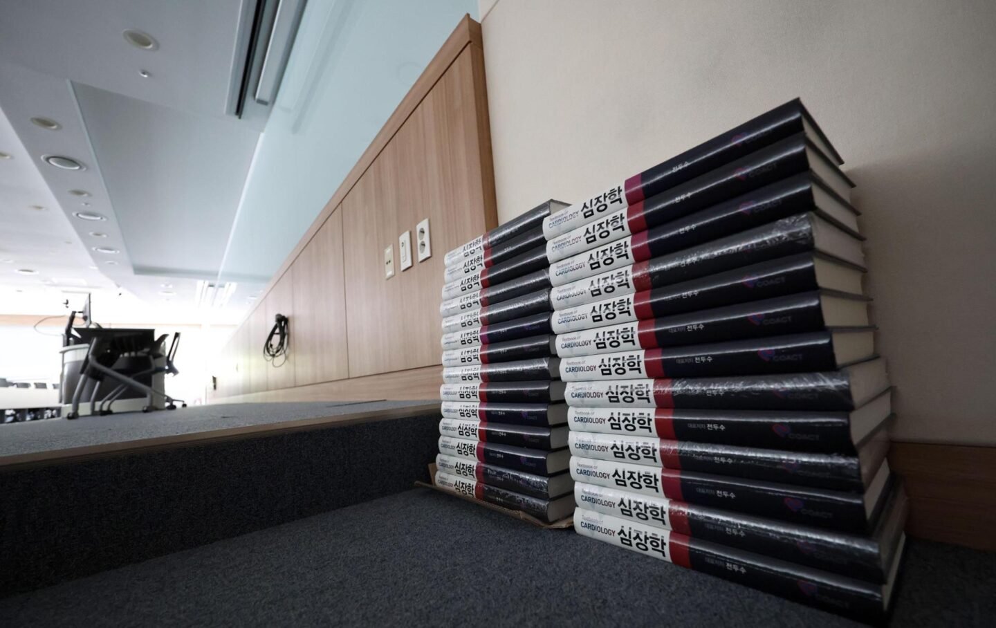 Tablets replace heavy textbooks at universities as e-book sales quadruple