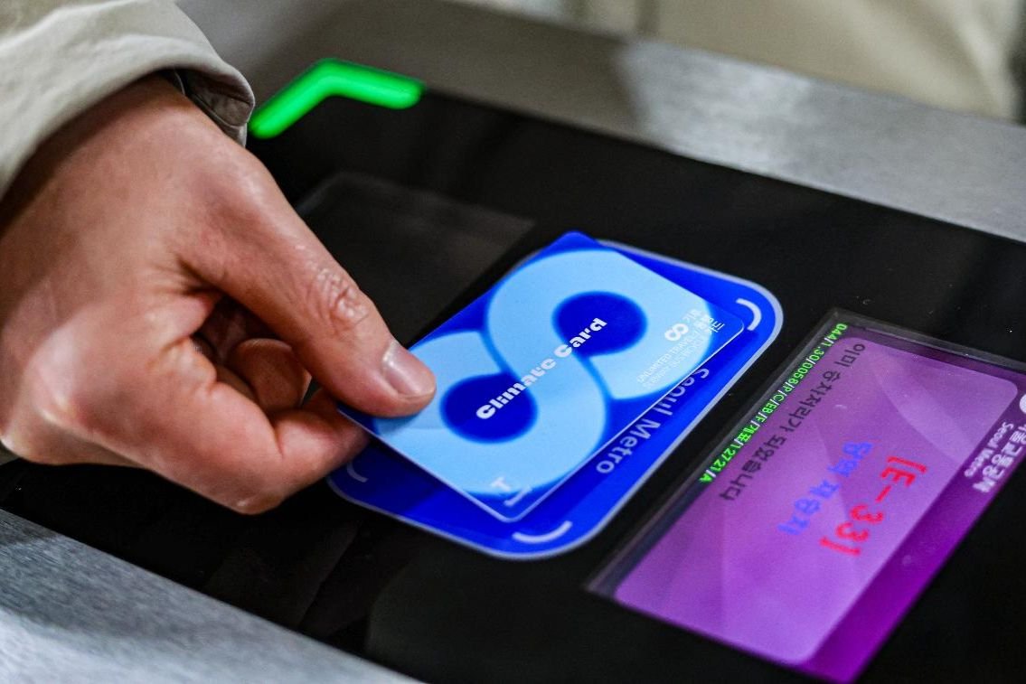 Tourists can now buy Seoul transit passes with overseas credit cards