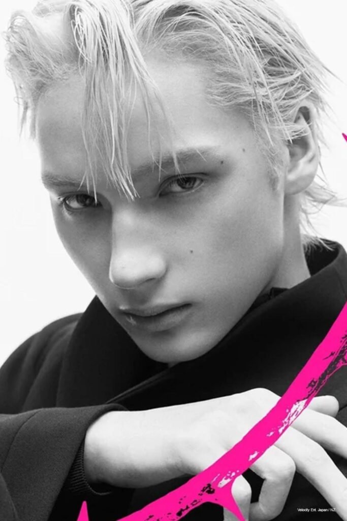 “A Moment of Stillness in the Thorns”: Seven Years, One Breath of Timeless Youth