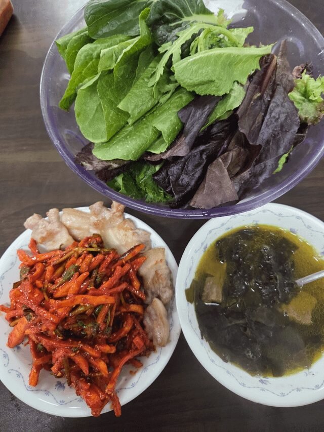 The perfect combo: Spicy squid salad and Suyuk