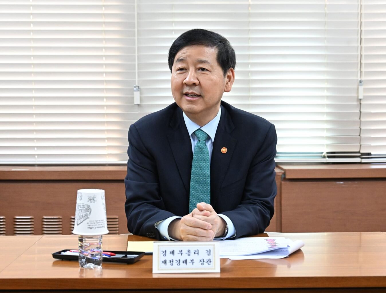 Finance minister stresses big-small biz cooperation in bio sector