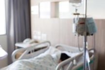 A Chinese assailant stabbed a Korean in the face with chopsticks because the Chinese thought he was mocked by Koreans, and the Korean victim is facing the vision loss