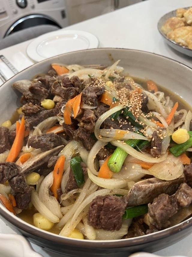 [OC] Mom made Galbi-jjim (Korean Braised Short Ribs) for dinner. It’s so tender it melts in your mouth!