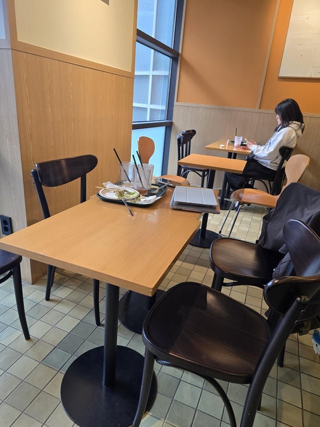Common scene in the cafe, Seoul, Korea.