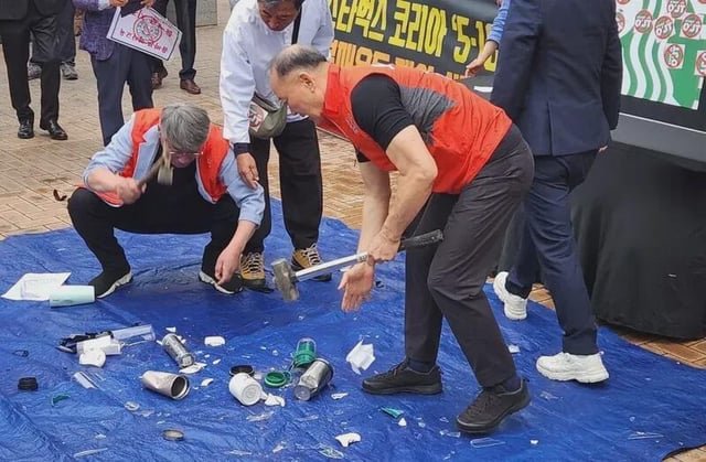Gwangju residents call for Shinsegae chairman’s resignation, launch Starbucks boycott
