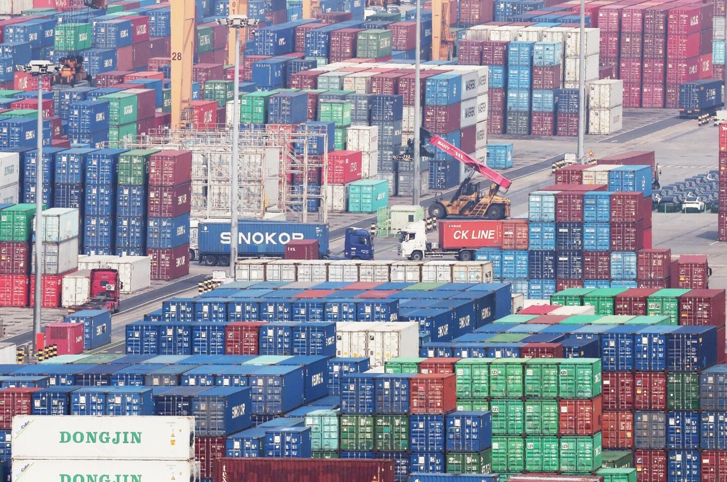Korea’s exports hit record high in Q1 on strong chip performance