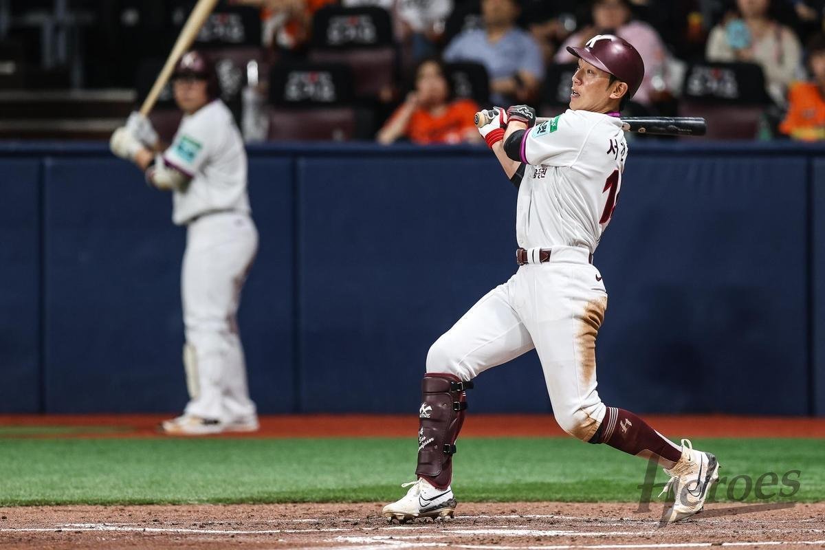 Heroes sign ex-KBO MVP Seo Geon-chang to 2-year extension