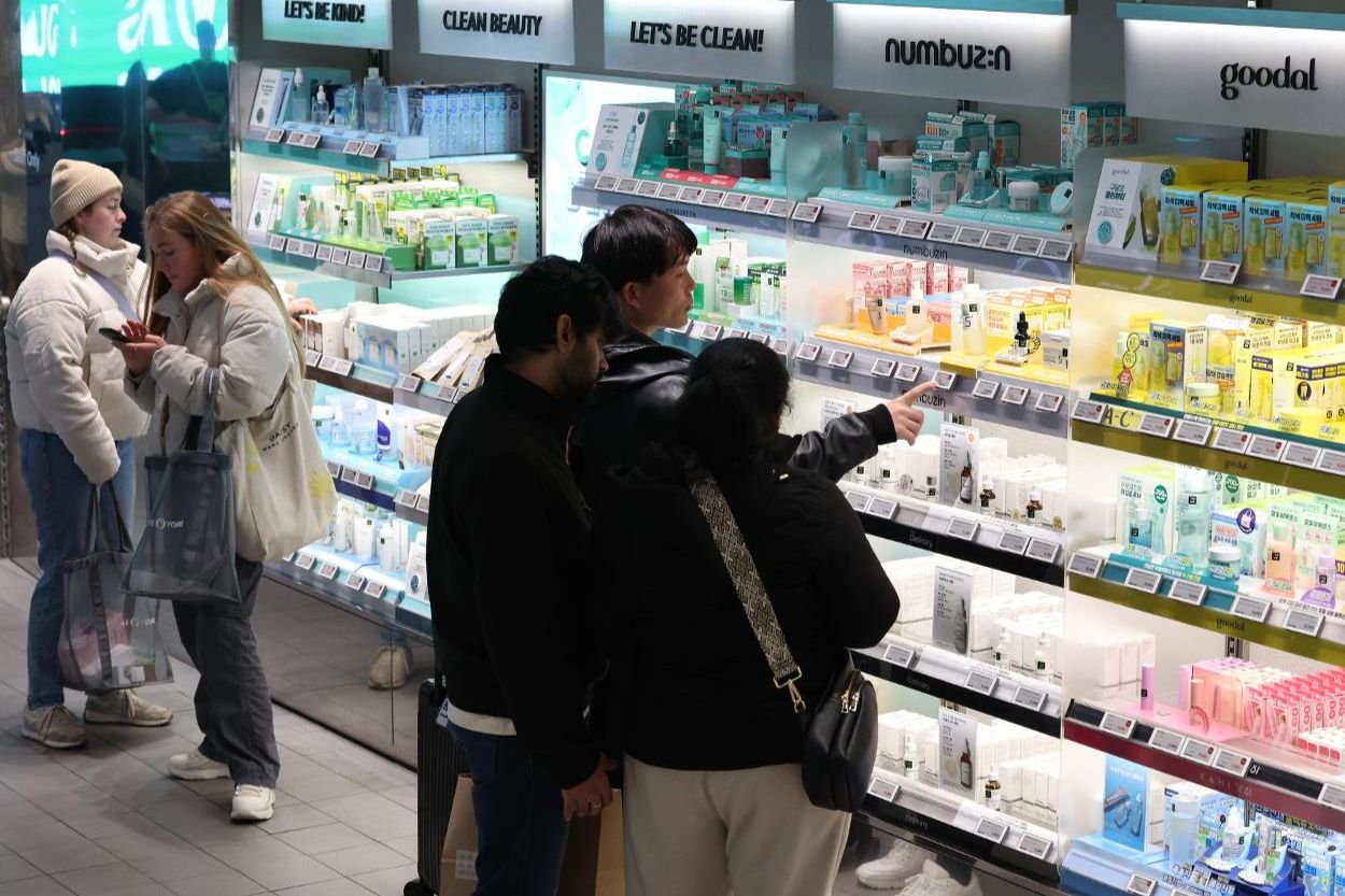 Korea becomes world’s No. 2 cosmetics exporter as trade surplus tops $10 bil.