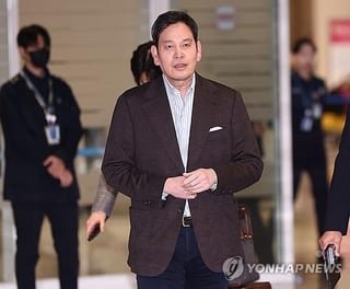 Defamation complaint filed against Shinsegae chief over Starbucks Korea’s ‘Tank Day’ campaign