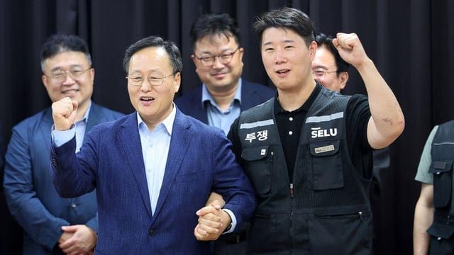 AI turned Samsung into a $1 trillion company. Its workers want a bigger slice of the pie