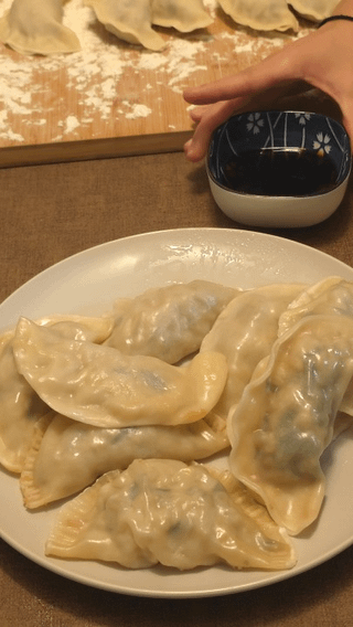 ​I tried making Mandu with my family.
