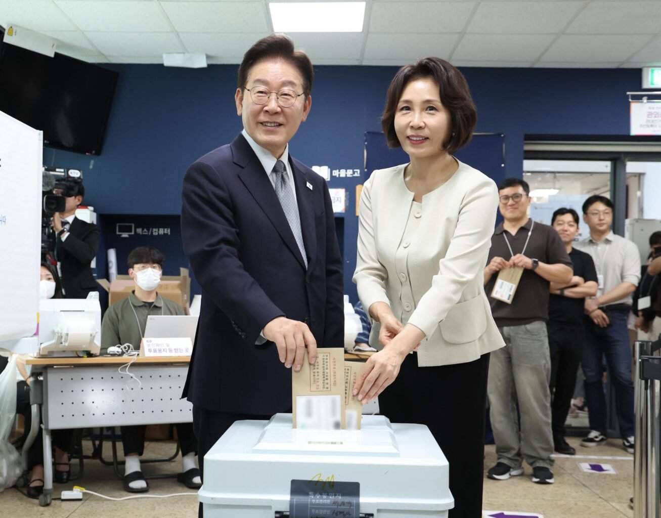 Lee, first lady cast ballots in early voting near Cheong Wa Dae for June 3 elections