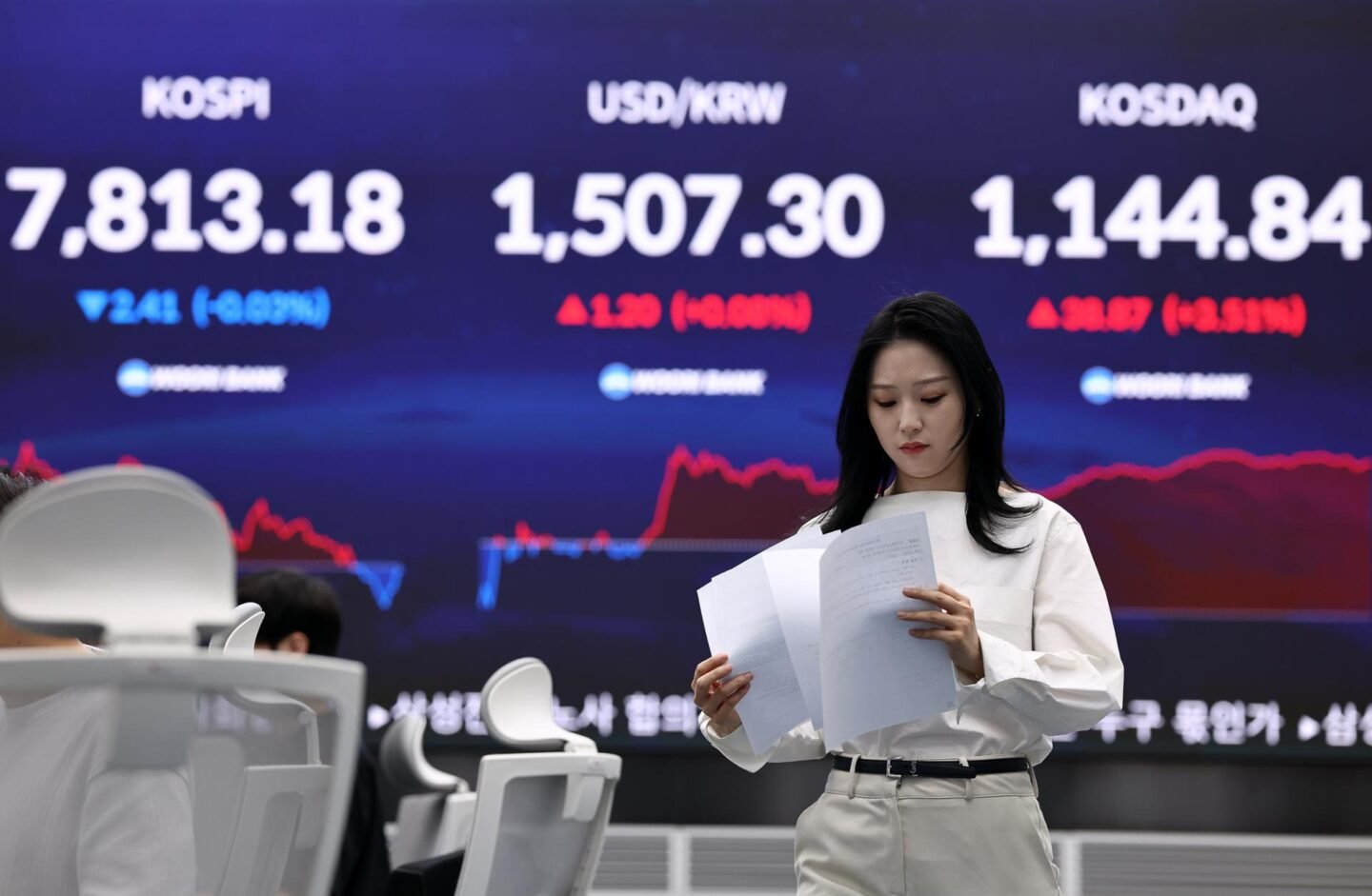 Seoul stocks up late Friday morning after previous session’s rally