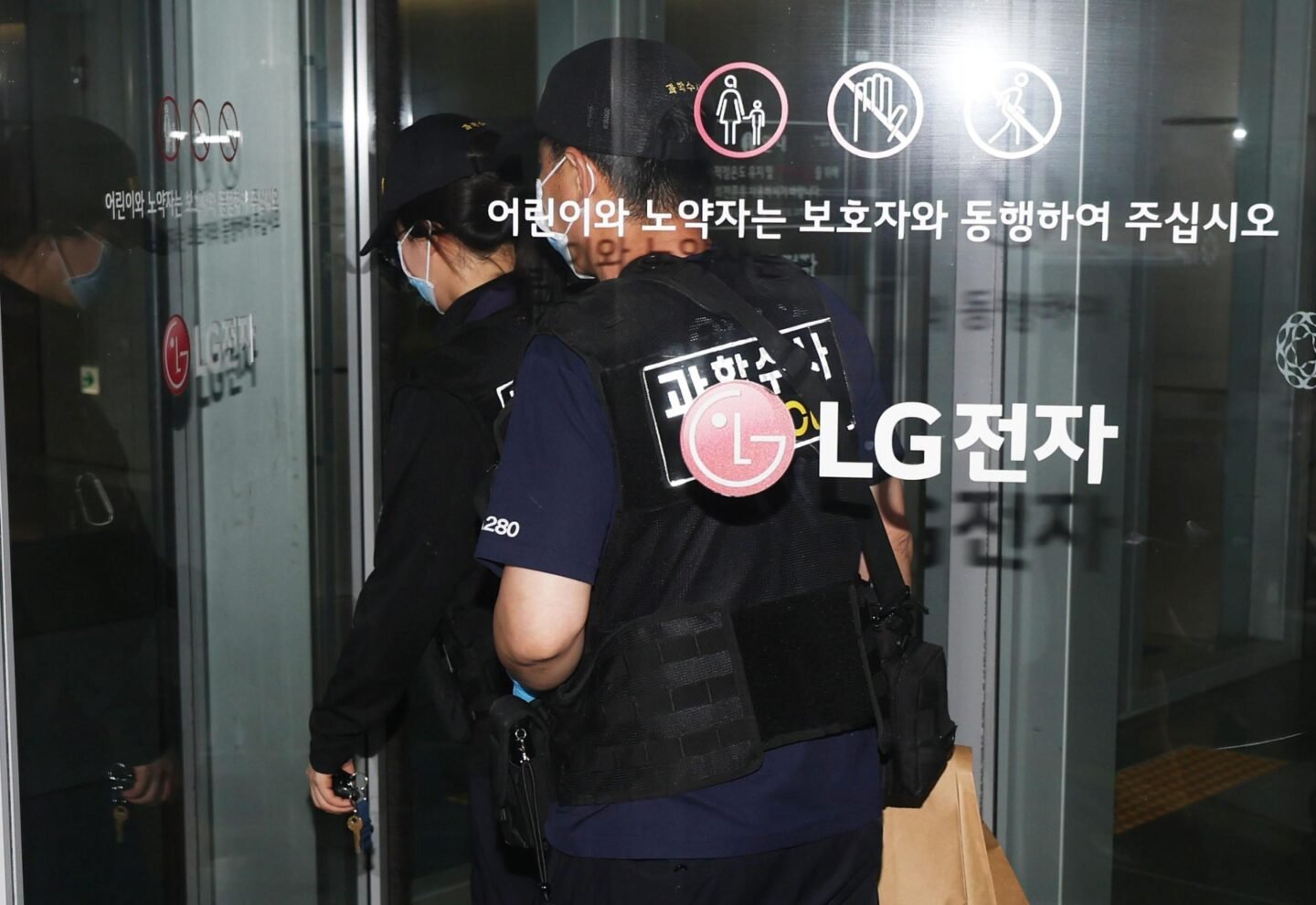 2 men stabbed at LG Electronics office in Seoul; suspect in custody
