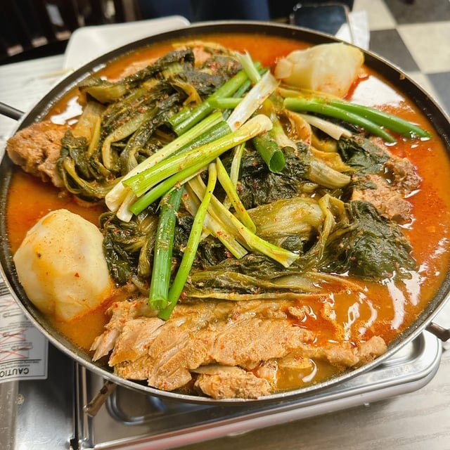 My favorite spot in LA Koreatown: The rich, hearty pork back-bone stew (Gamja-tang) at Gamja-gol! 🥘🔥
