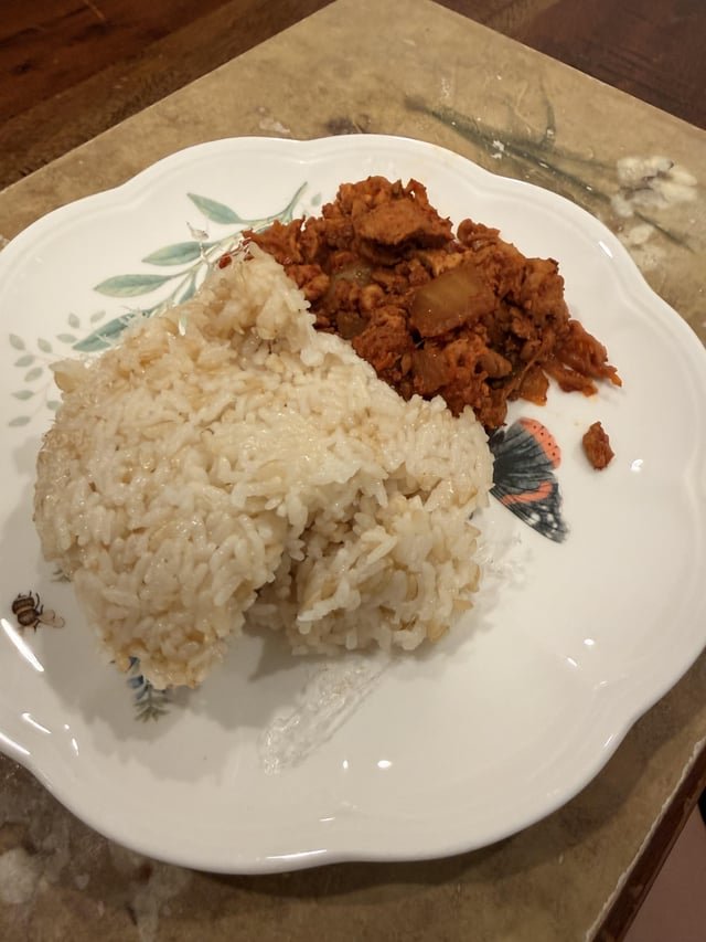 Homemade Jeyuk-bokkeum (Spicy Pork) with brown rice for dinner!