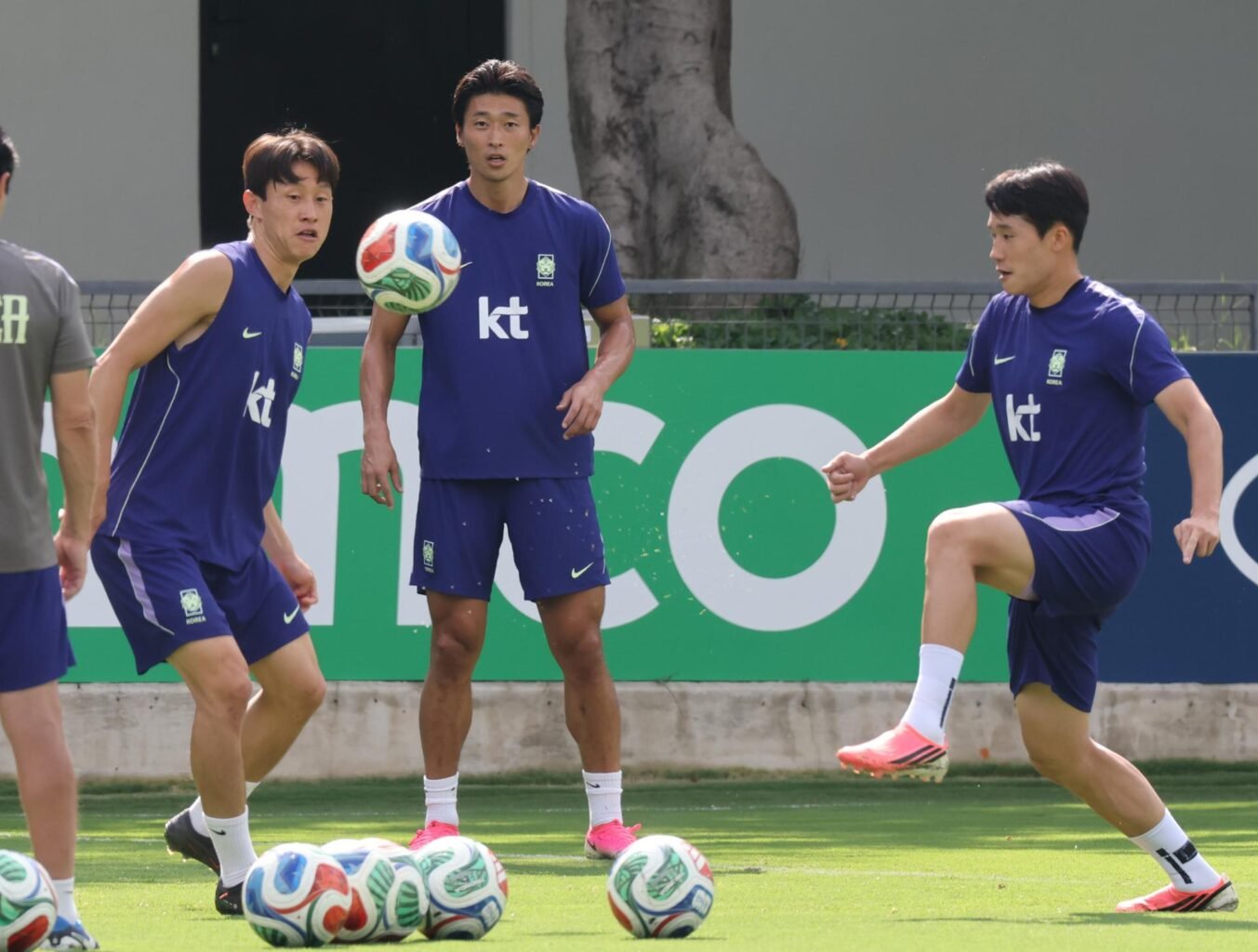 Korea clinging to last spot to qualify for knockouts