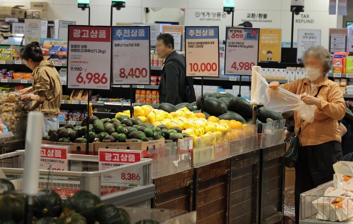 Consumer prices hit 26-month high, fueling rate hike expectations