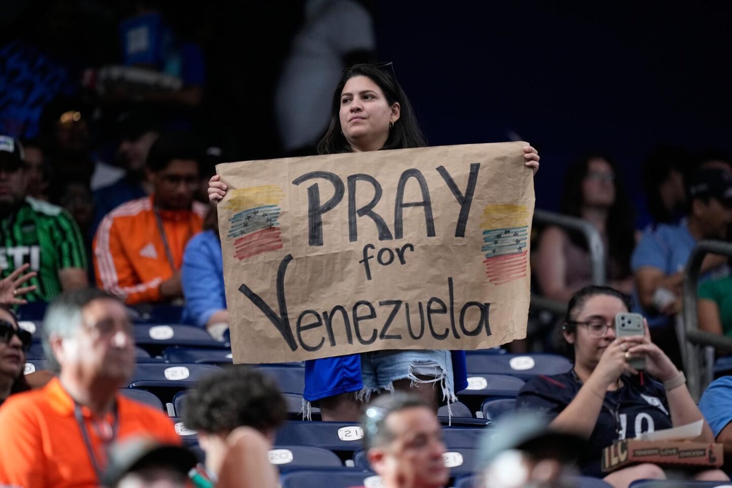 Venezuela quake toll tops 900; search intensifies for hundreds trapped