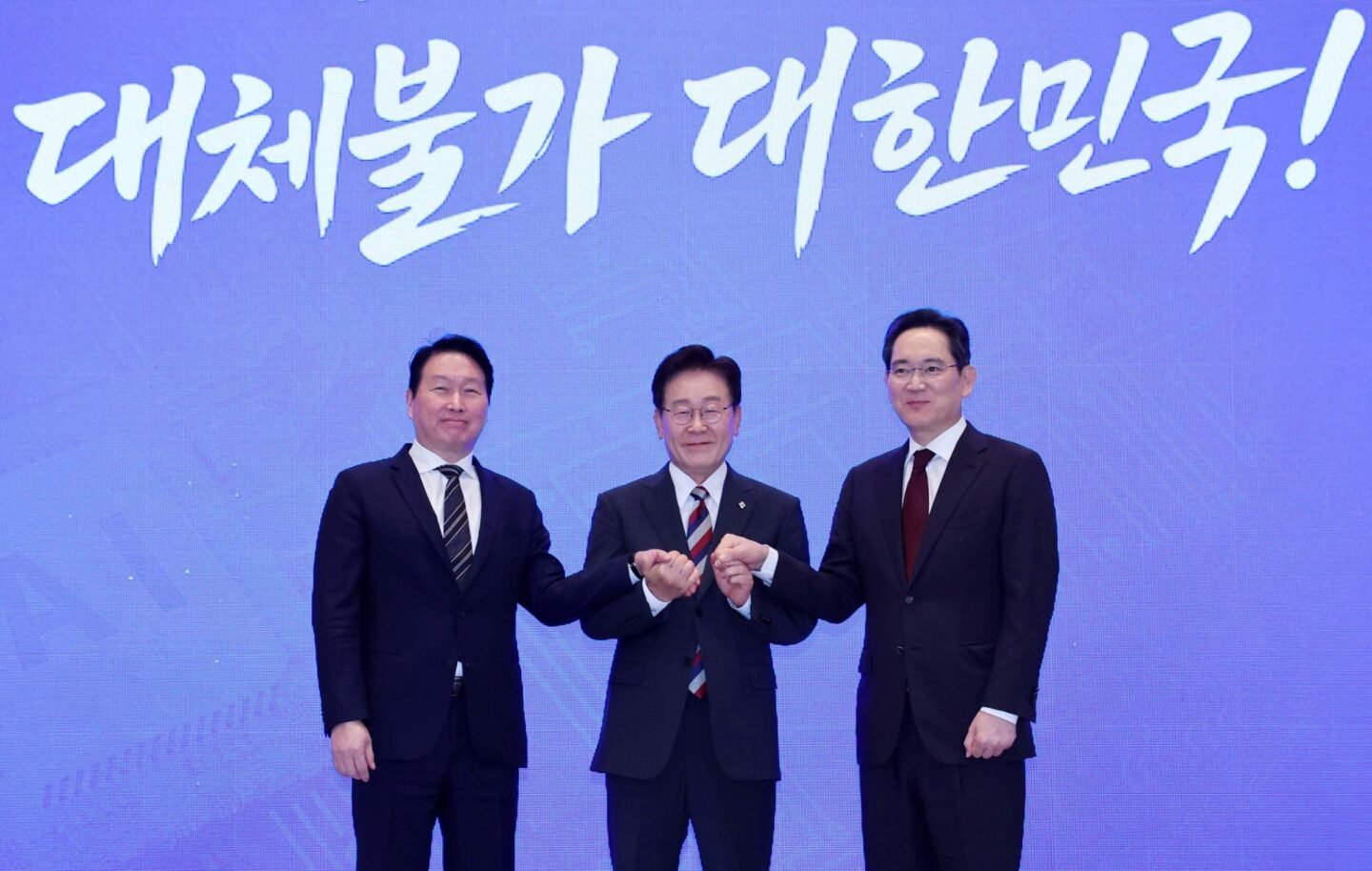 Samsung, SK hynix unveil $519 bil. investment for semiconductor complex in southwestern region