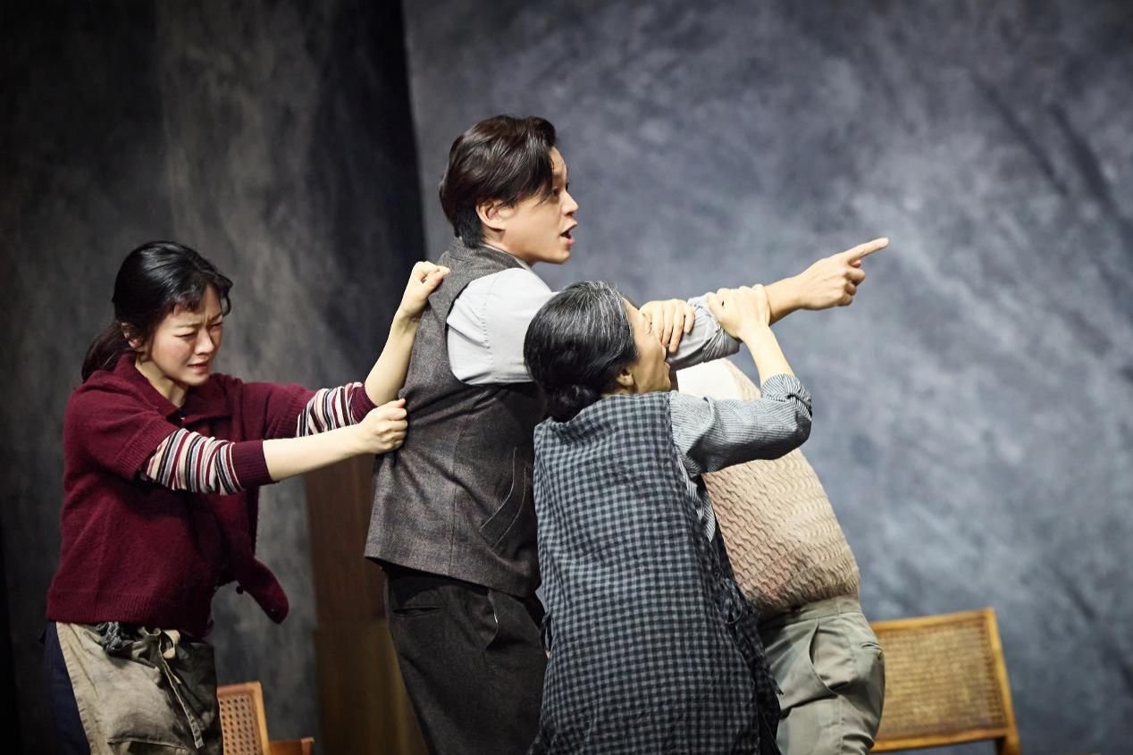 Korean struggles reflected in dueling renditions of Chekhov classic