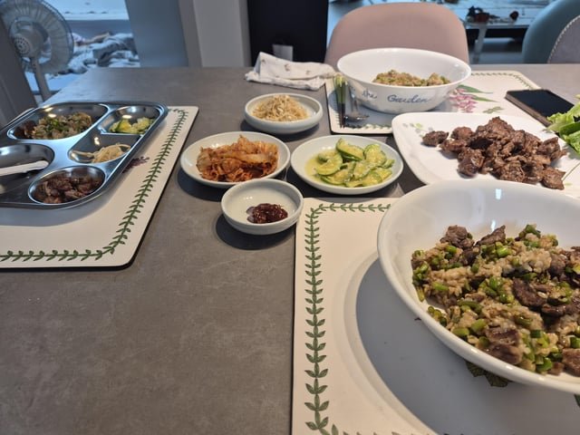 Garlic sprout fried rice with beef rib meat