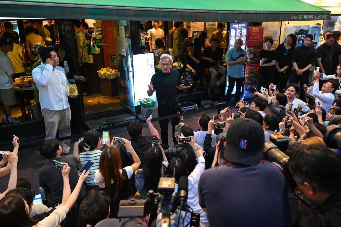 [PHOTOS] Jensen Huang draws celebrity welcome in Korea