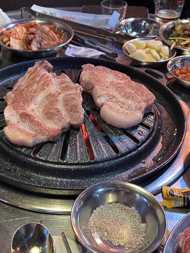 Trying Korean BBQ Pork Neck (Moksal) for the first time.