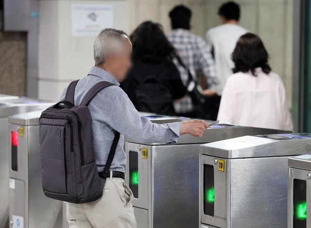 Seoul moves to raise subway free-ride age to 70, include bus access
