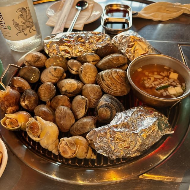 Tonight’s dinner: Korean-style grilled clams (Jogae-gui) on an open fire! 🐚🔥