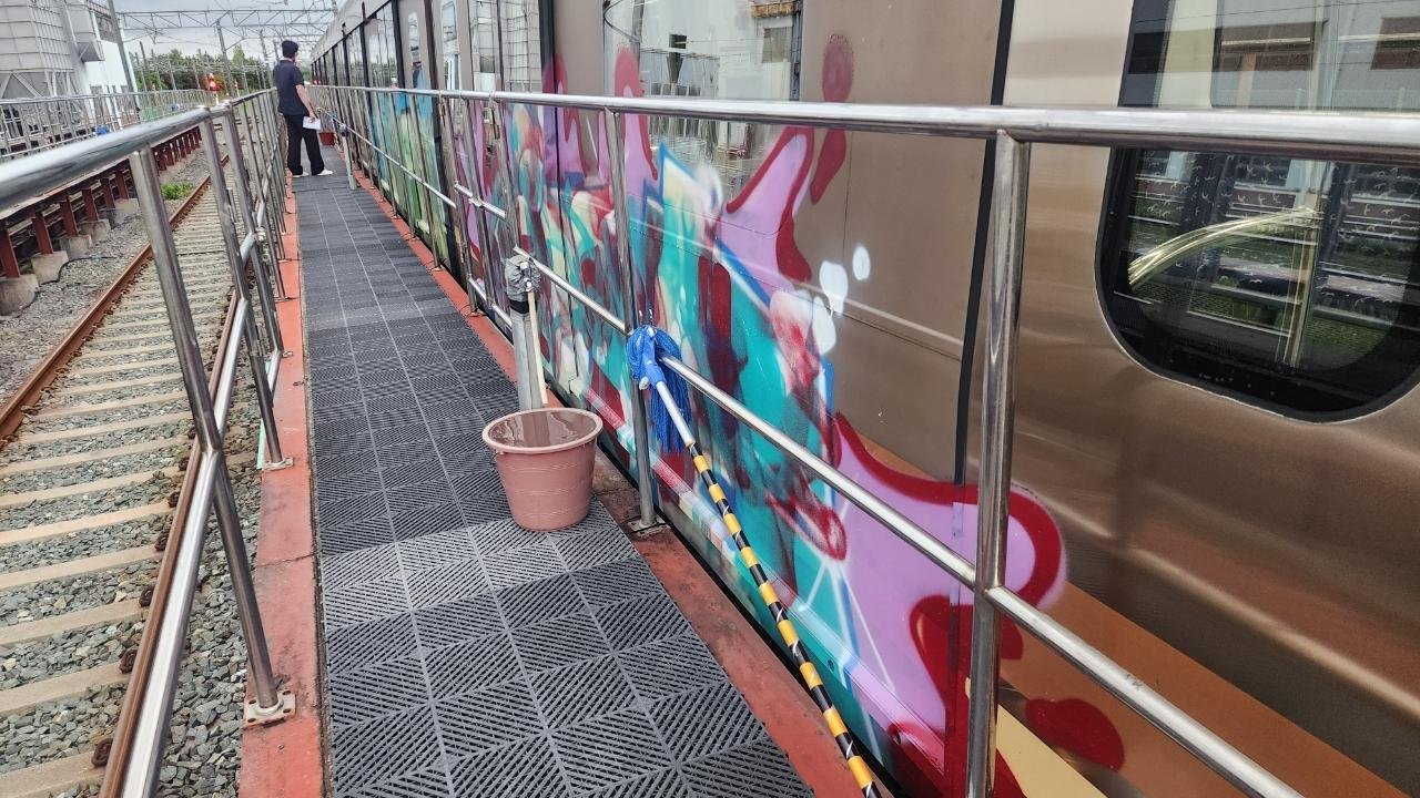 Seoul Metro puts up English warnings at depots after graffiti cases by foreigners