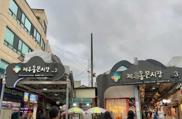 Dongmun market, small space needed to sell food 😋