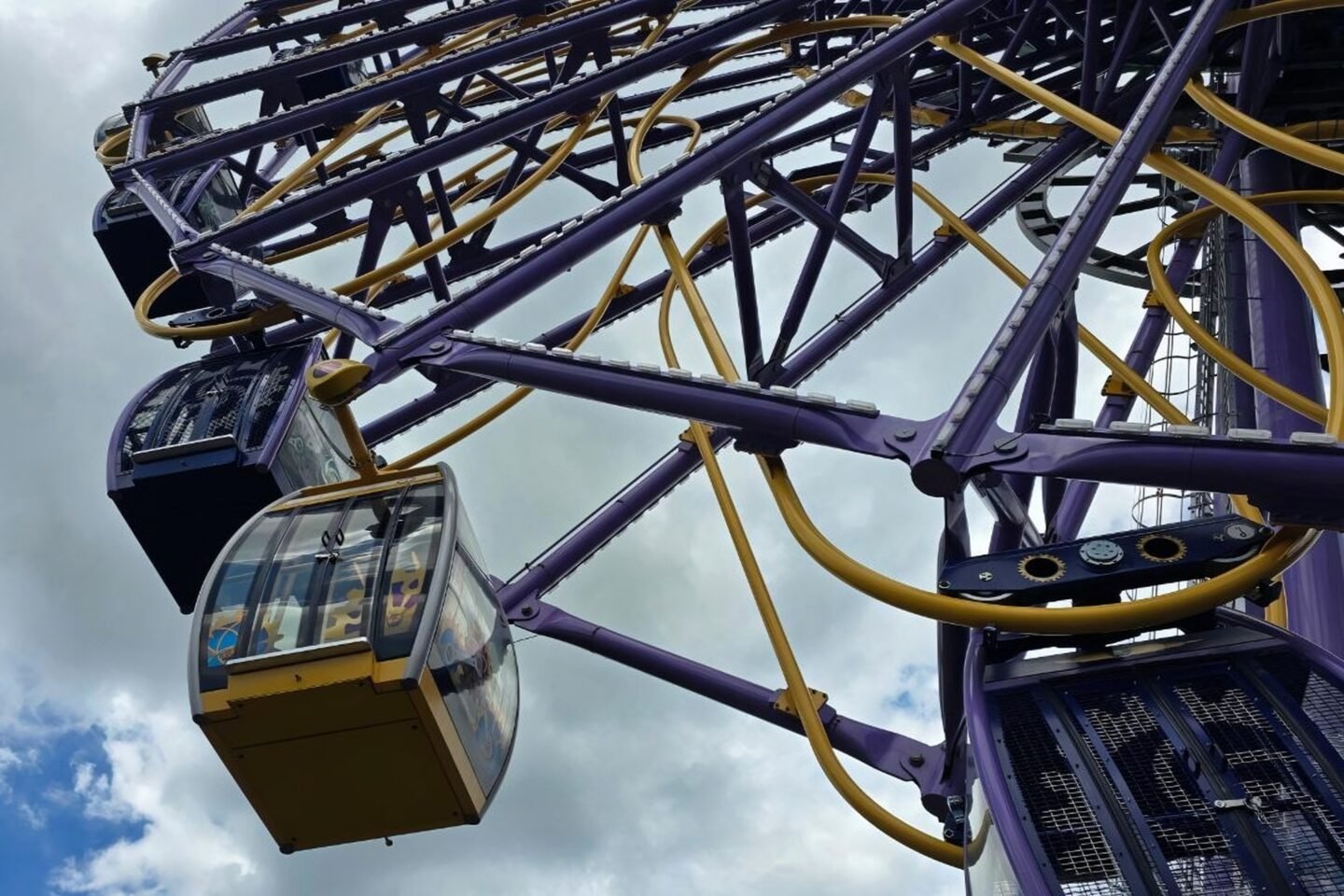 Gyeongju World faces renewed safety concerns after Ferris wheel cabin falls