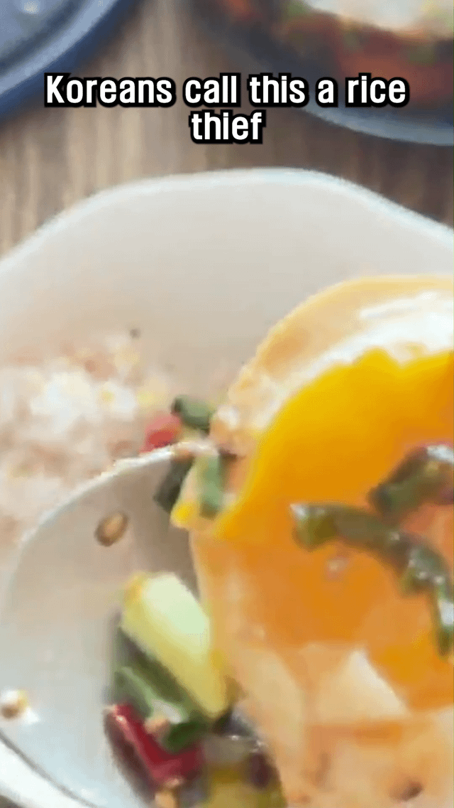 Koreans call this a “Rice Thief” (Mayak Gyeran). Here is how to make these addictive soy eggs! 🥚🔥 [Recipe in comments]