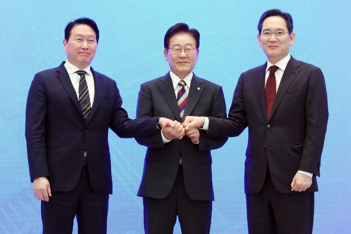Lee says mega development projects are for future, not approval ratings