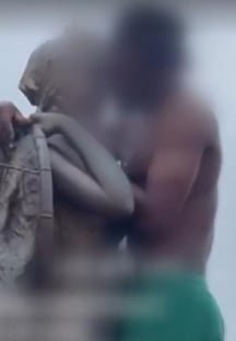 Foreign man kissing ‘haenyeo’ statue in Jeju sparks outrage