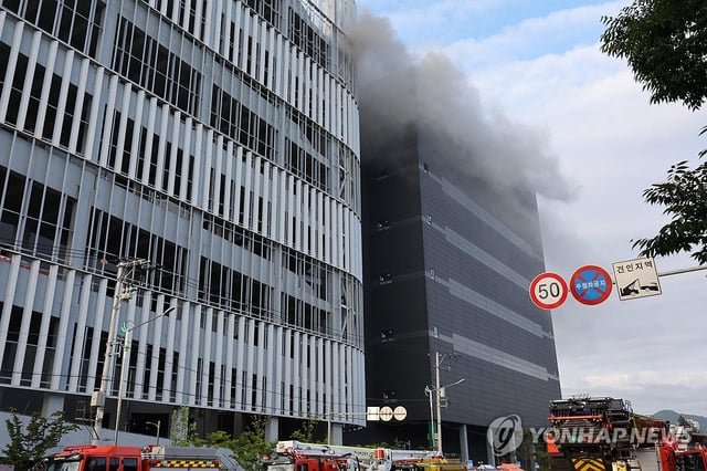 Fire breaks out at Coupang logistics center in Incheon, injuring 1 firefighter