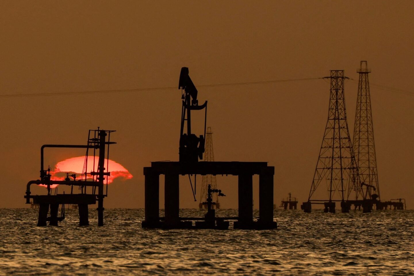 Trump says US has entered deal with Venezuela to take control of 65 bil. barrels of oil reserves