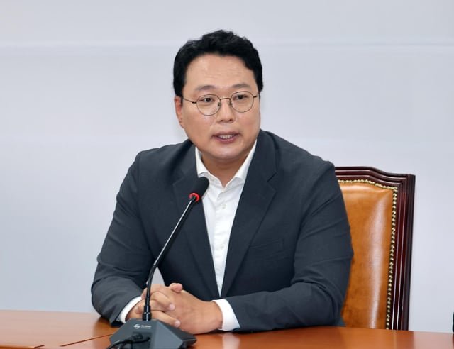 Who is 1st sitting lawmaker to enter military boot camp as trainee soldier?