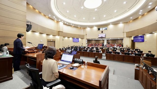 South Korean local councils cancel overseas trips, return travel budgets
