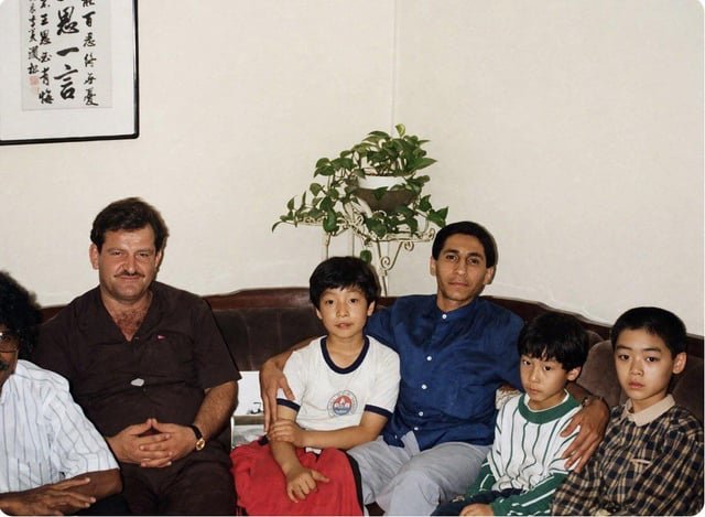 Looking for this Korean family from a photo taken in 1990